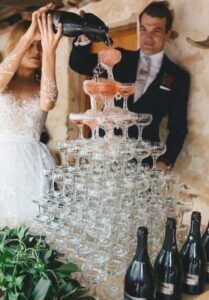 Pirámide de copas de champán / Photo via Pinterest