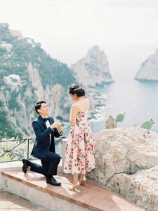 Marriage proposal / Photo via Weddings and Events by Natalia Ortiz