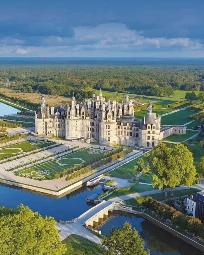 Disney Castle Weddings / Photo via Pinterest