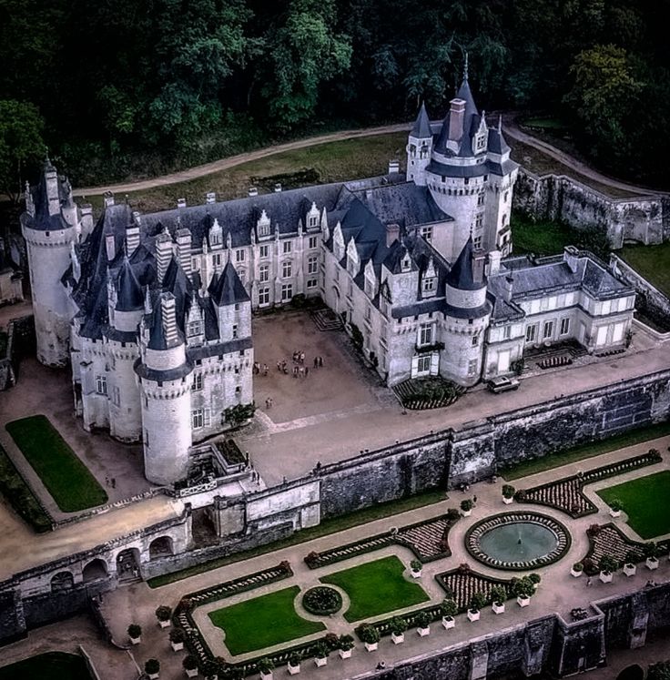 Castles in France for weddings / Photo via Pinterest