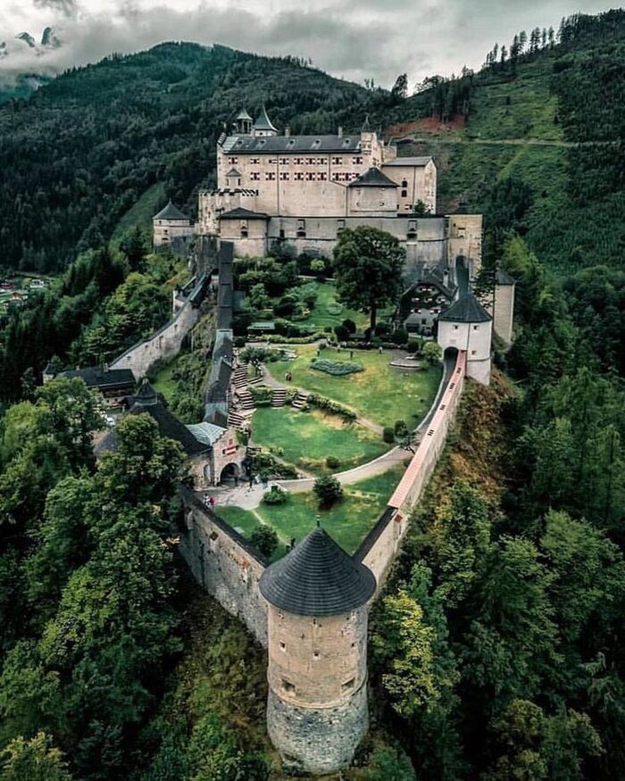 mariage dans un château européen