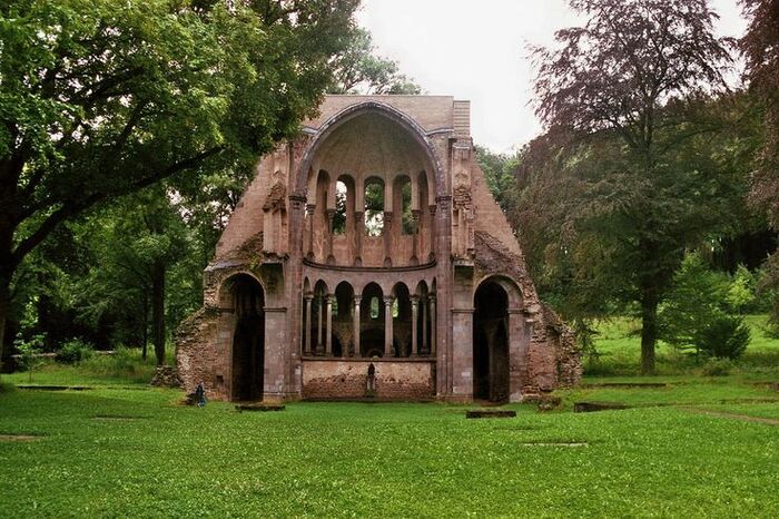 Ruined monasteries in Europe Ruined monasteries in Europe / Photo via Pinterest