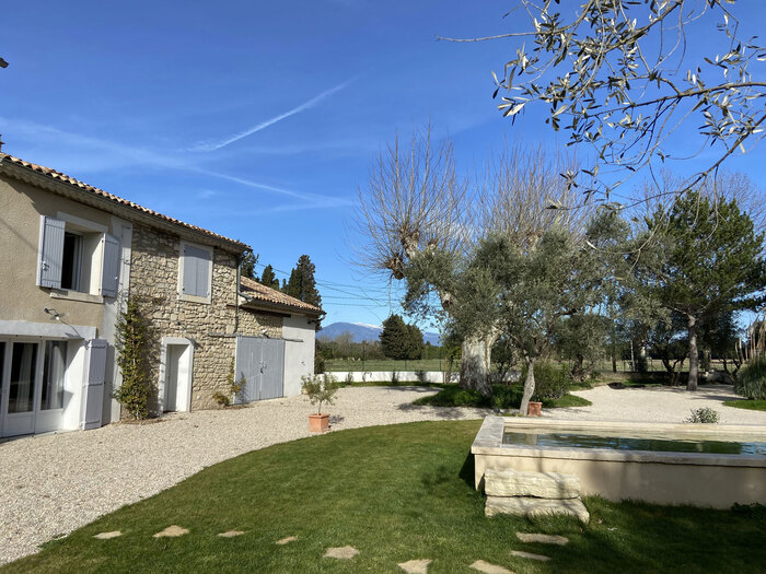 Wedding in the French countryside  Wedding in the French countryside / Photo via Le Mas des Étoiles