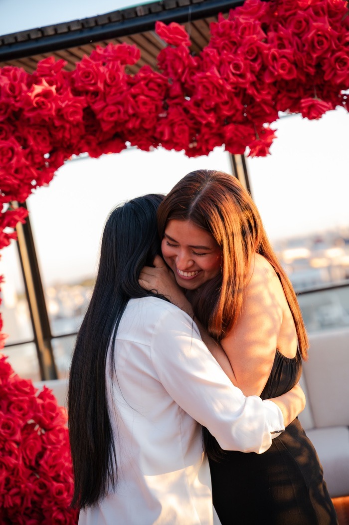 Marriage proposal at the Lake Garda pier / Photo via Natalia Ortiz Events