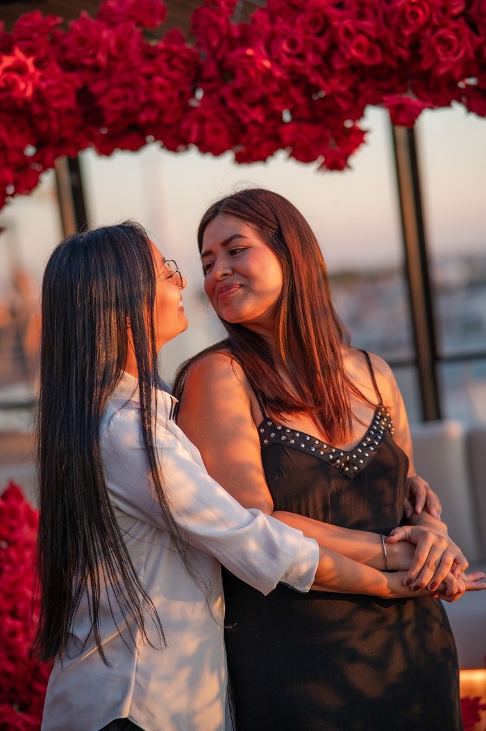 Marriage proposal at the Lake Garda pier / Photo via Natalia Ortiz Events
