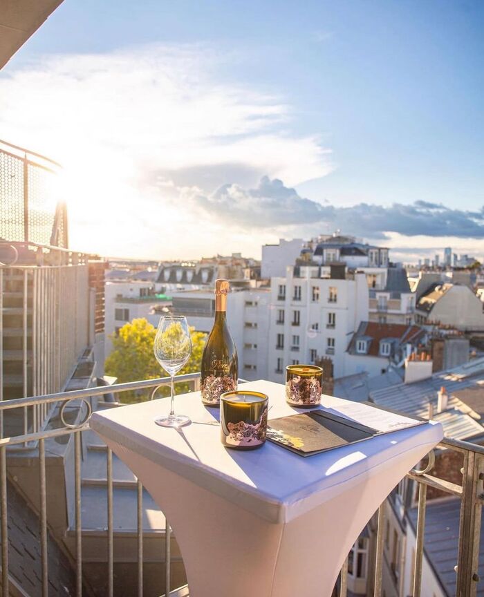 Marriage proposal in Paris at the Copernic Terrace / Photo via Le Rooftop Copernic