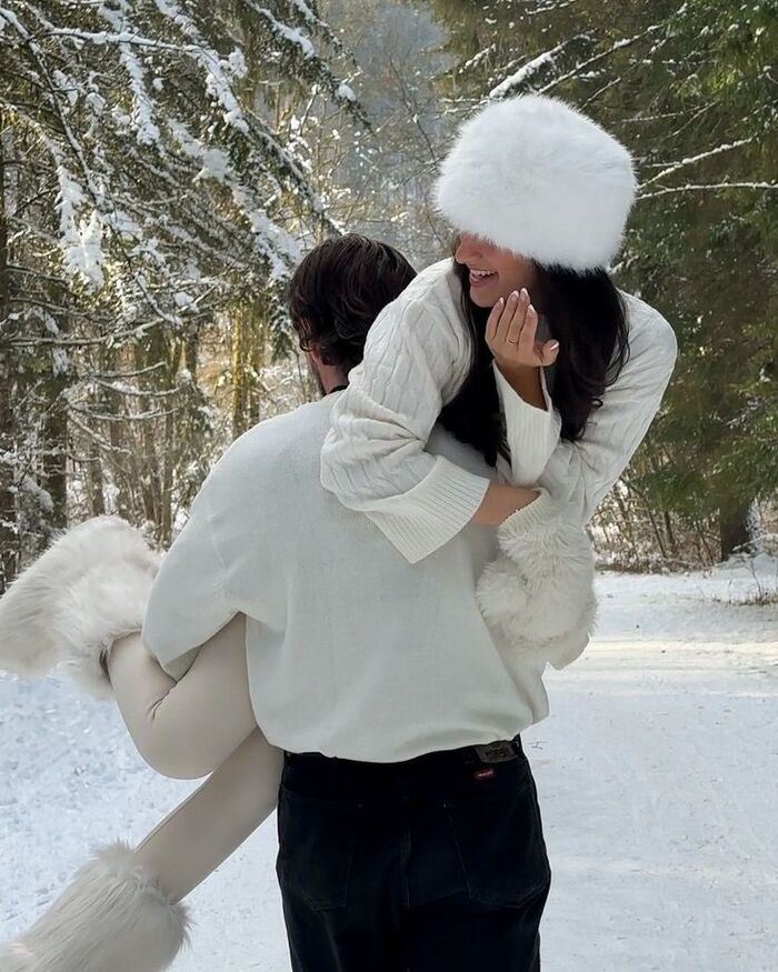 Marriage proposal in Rovaniemi with huskies / Photo via Pinterest