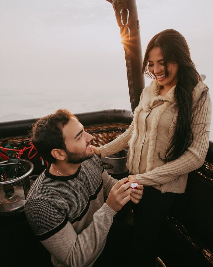 Marriage proposal with a hot air balloon ride Marriage proposal with a hot air balloon ride / Photo via História a Dois Fotografias