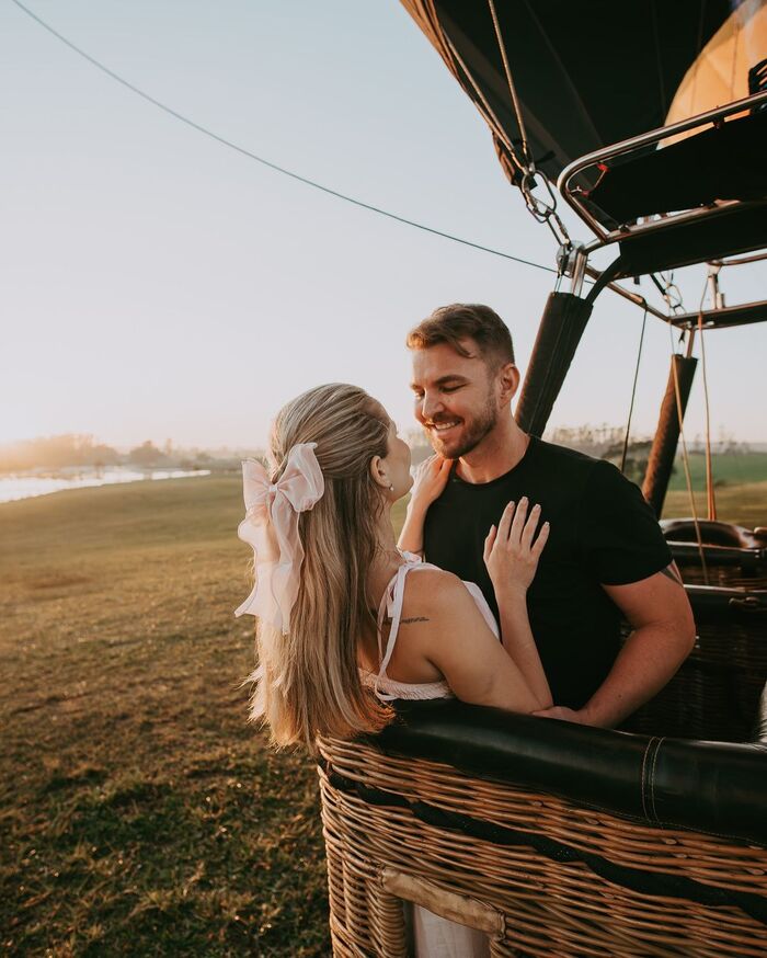 Marriage proposal with a hot air balloon ride Marriage proposal with a hot air balloon ride / Photo via História a Dois Fotografias