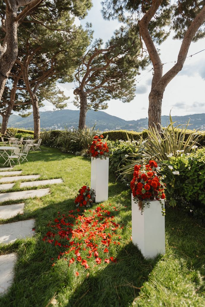 Petals-and-roses-decorated-the-place-photo-by-Yulia-Kavé-Natalia-Ortiz-Events.jpg