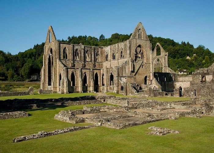 Ruined monasteries in Europe / Photo via Pinterest Ruined monasteries in Europe / Photo via Pinterest