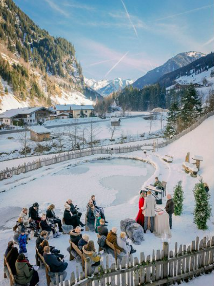 Vanessa and Dennis’ Snowy but Cosy Wedding in the Salzburg Mountains - Perfect Venue