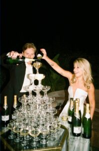 Pirámide de copas de champán / Photo via Pinterest