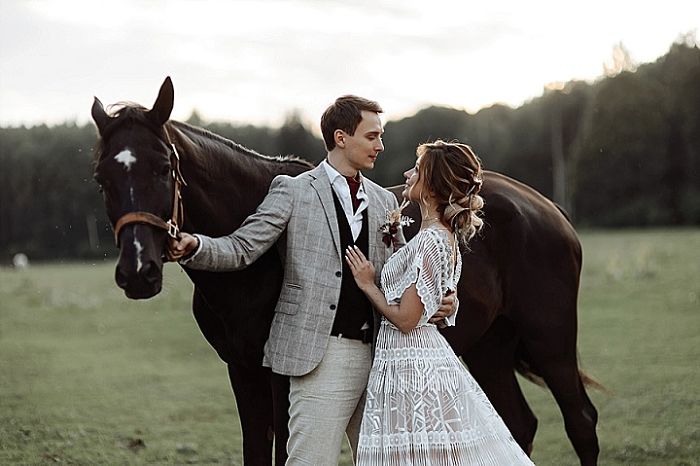 Boho Wedding in Russia Surrounded by Feathers and Pampas Grass - Perfect Venue