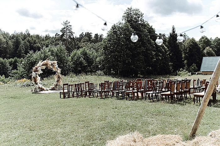 Boho Wedding in Russia Surrounded by Feathers and Pampas Grass - Perfect Venue