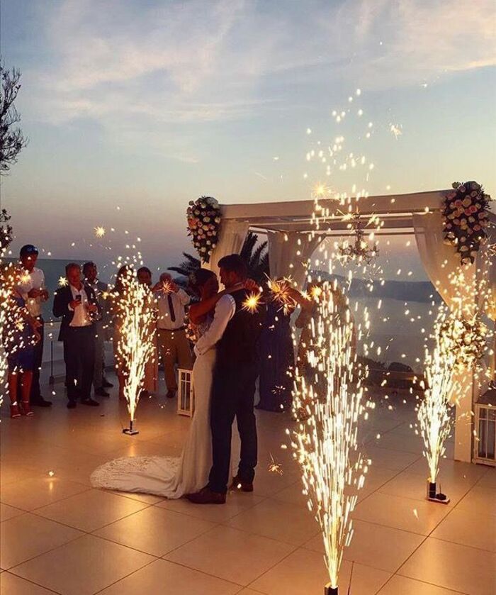 Fuoco freddo e fumo colorato al vostro matrimonio / Foto tramite Pinterest