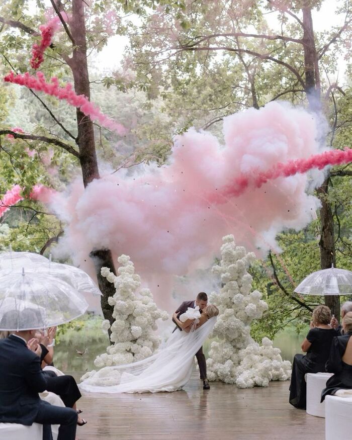 Fuoco freddo e fumo colorato al vostro matrimonio / Foto tramite Pinterest