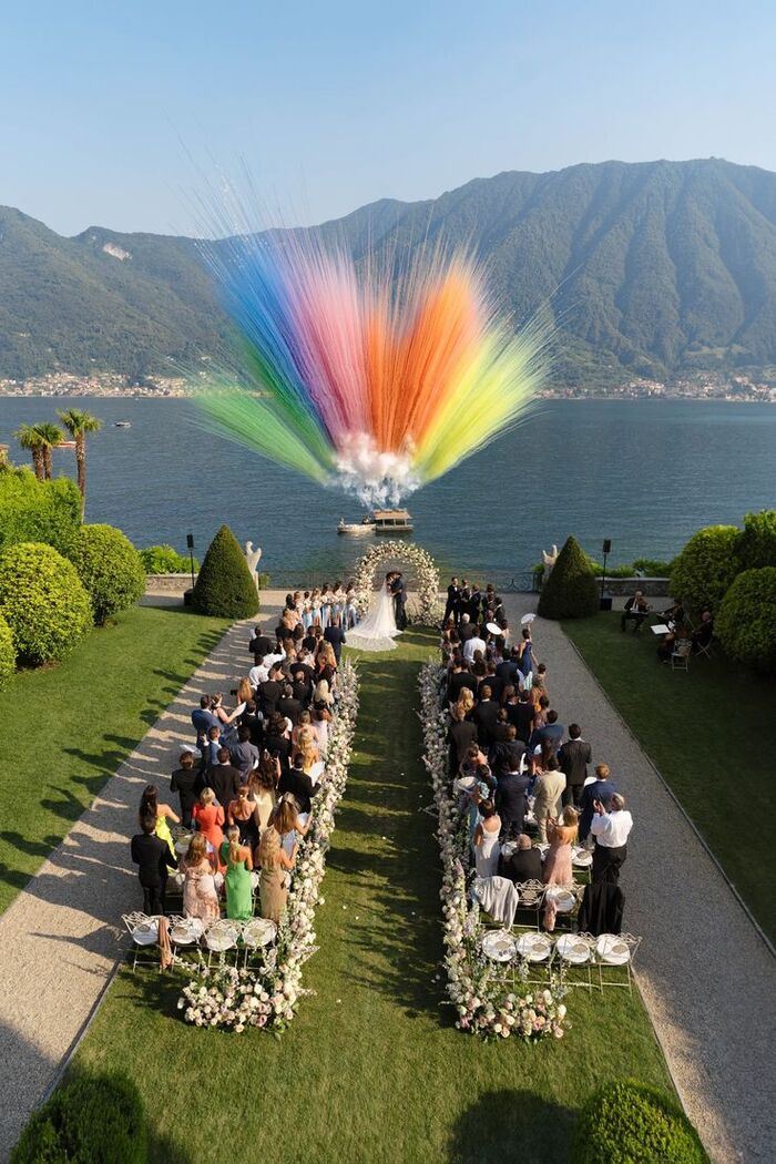 Fuoco freddo e fumo colorato al vostro matrimonio / Foto tramite Pinterest