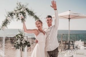 Matrimonio in spiaggia / Foto via Weddings and Events by Natalia Ortiz