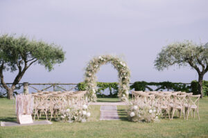 Altar de flores / Photo via Weddings and Events by Natalia Ortiz