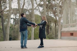 Couple at the Retiro Park in Madrid / Photo via Weddings and Events by Natalia Ortiz